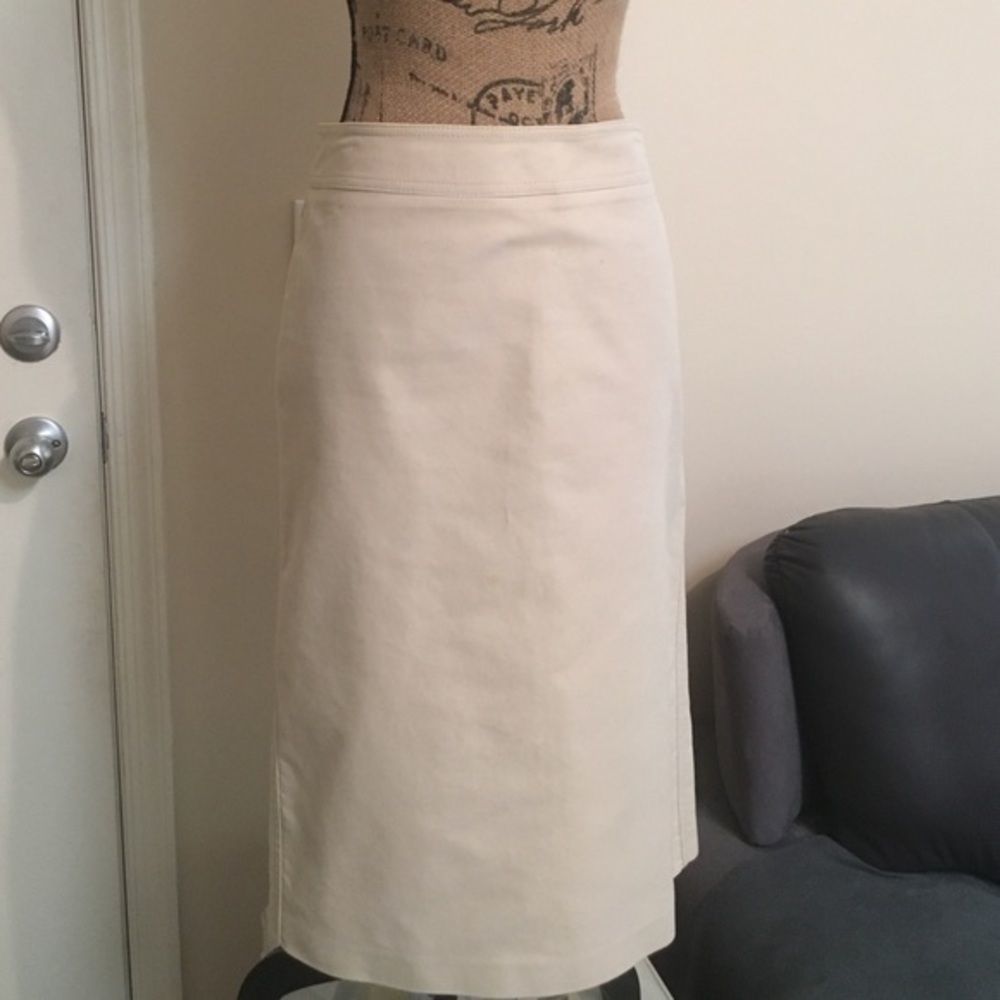 GUCCI off-white pencil skirt - authentic. Fits a size 8 US , great condition